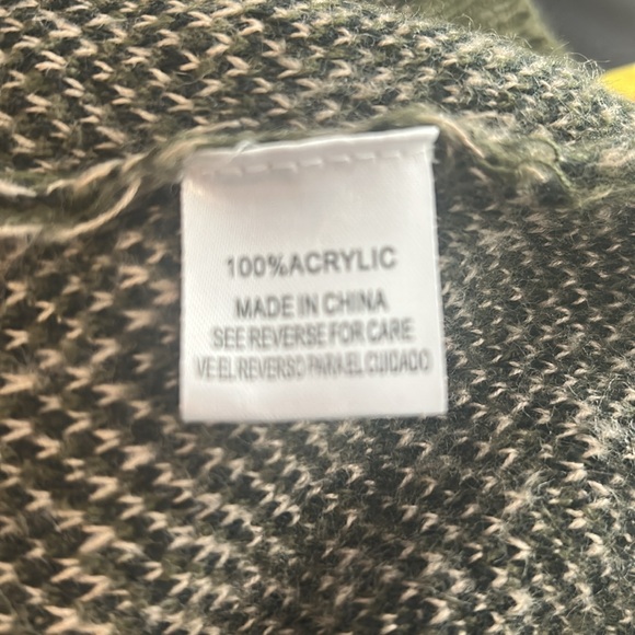 NWOT.  Woman’s long sleeve eyelash sweater with round neckline & predator print. - Picture 10 of 10